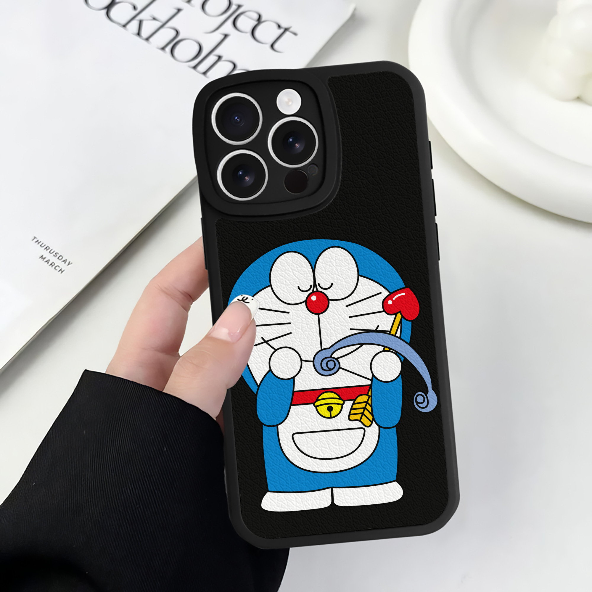 （画像用） ドラえもん Doraemon 【iPhone 16シリーズ対応】シリコンスマホケース（レザー調） 材質：シリコン